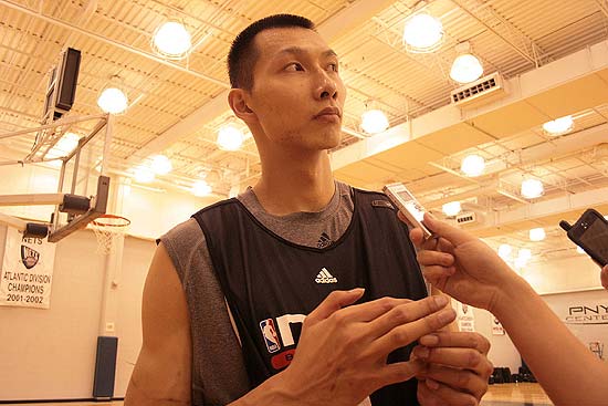 他却因肘伤 他却因肘伤